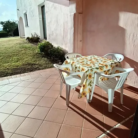 Localita Cala Del Faro. Affitto Bilocale Con Portico E Giardino. بورتو كيرفو