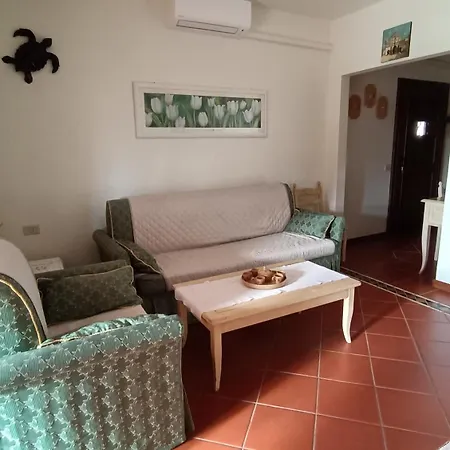 아파트 Localita Cala Del Faro. Affitto Bilocale Con Portico E Giardino.