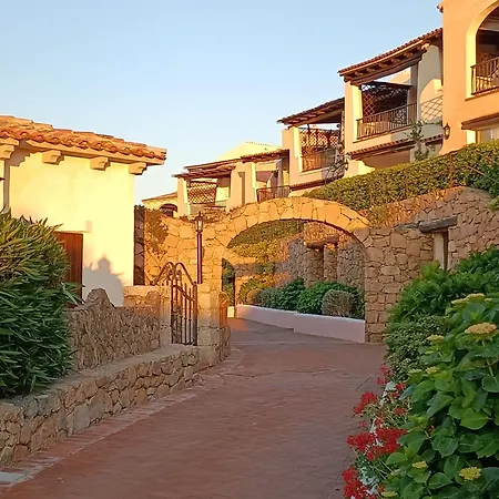 Localita Cala Del Faro. Affitto Bilocale Con Portico E Giardino.